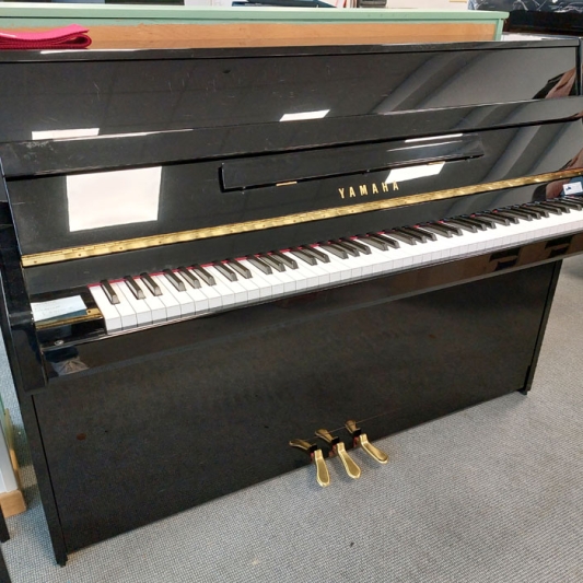 YAMAHA B1 - 3 100 €